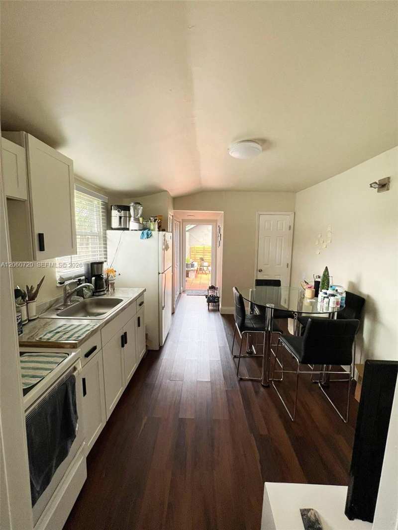 320 SW 4th Ave # B, Miami FL 33130