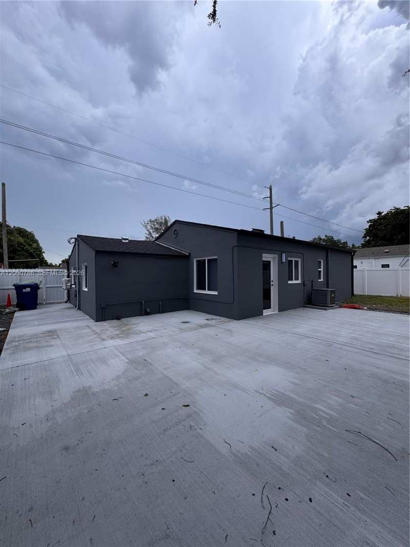 2416 NW 88th St, Miami FL 33147