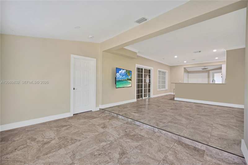 818 NE 3rd St, Hallandale Beach FL 33009