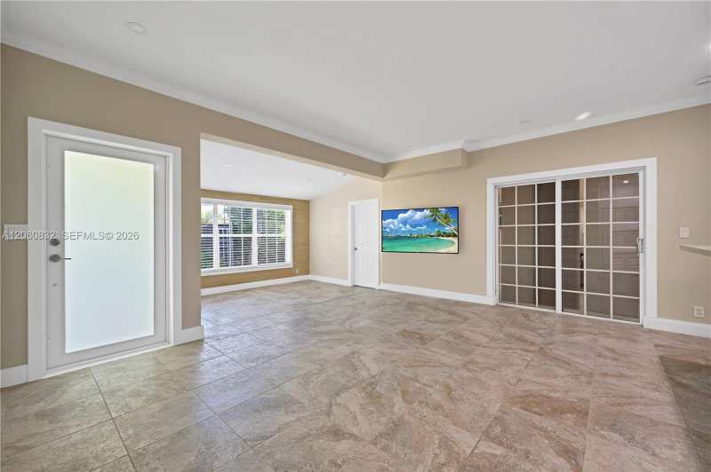 818 NE 3rd St, Hallandale Beach FL 33009