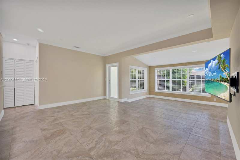 818 NE 3rd St, Hallandale Beach FL 33009