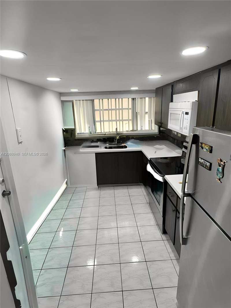 920 NE 199th St # 3J, Miami FL 33179