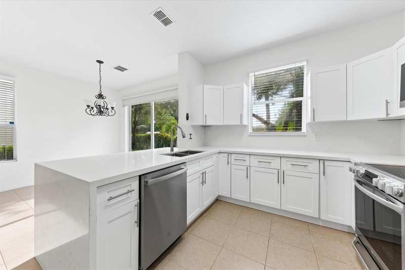 402 SEMINOLE PALMS Drive # 402, FL 33463