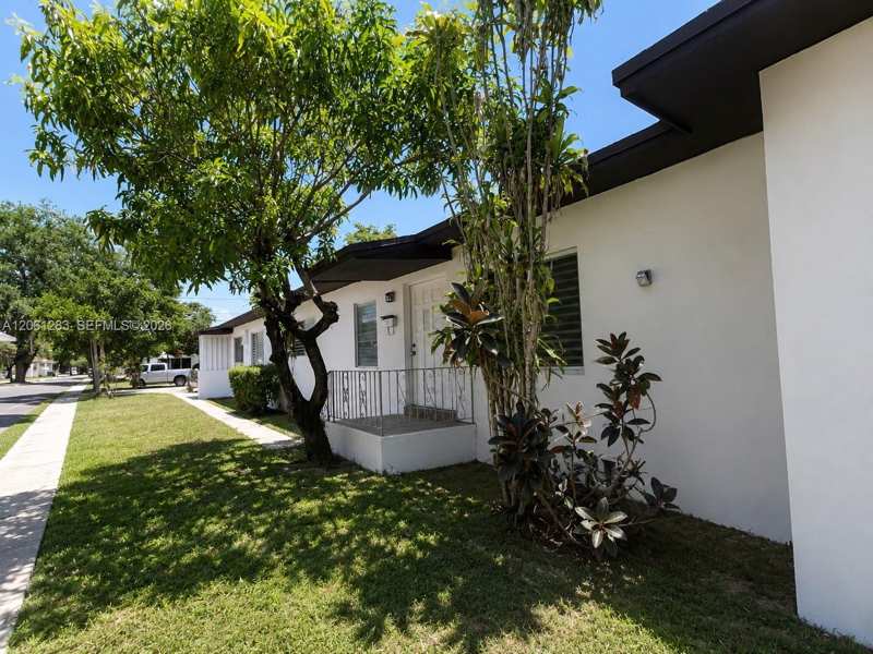760-762 NW 52nd St, Miami FL 33127