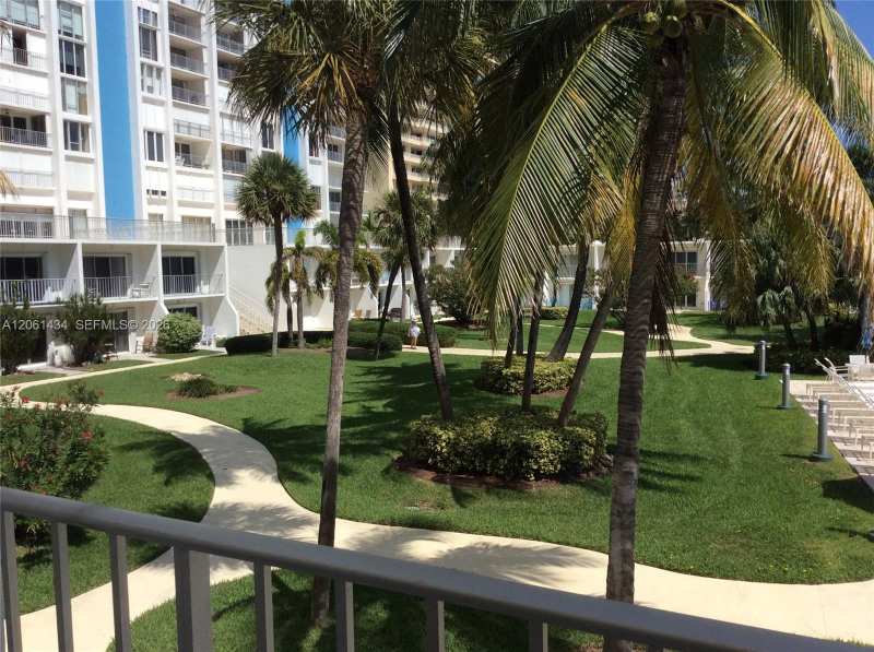 881 Ocean Dr, Key Biscayne FL 33149
