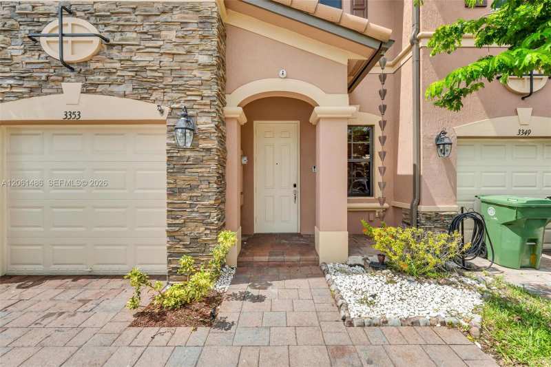 3353 W 90th St, Hialeah FL 33018