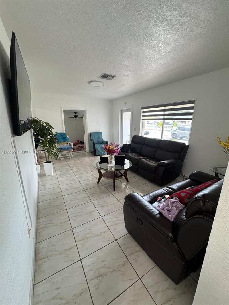 80 W 56th St, Hialeah FL 33012