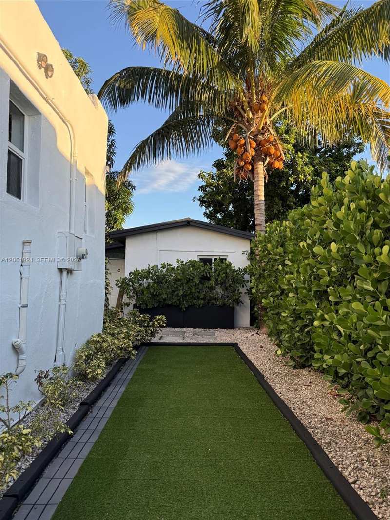 2230 NW 6th St # C, Miami FL 33125