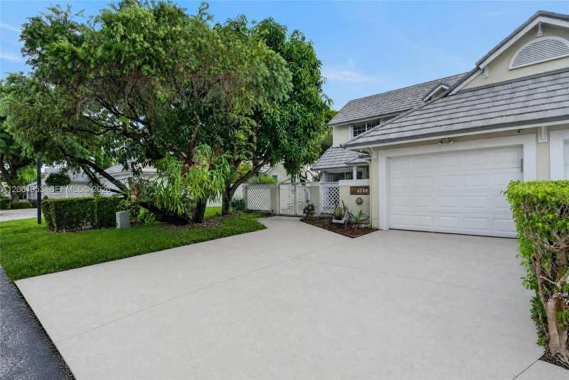 4749 NW 98th Pl, Doral FL 33178