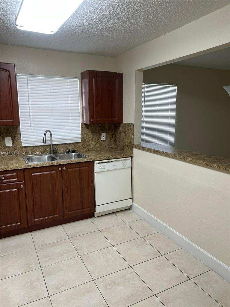 9 NE 44th St, Deerfield Beach FL 33064