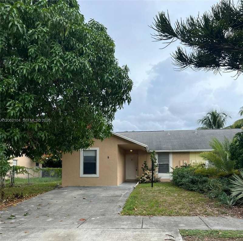 9 NE 44th St, Deerfield Beach FL 33064