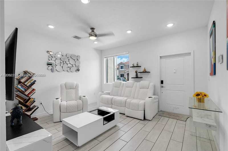 1042 SE 23rd Ter, Homestead FL 33035