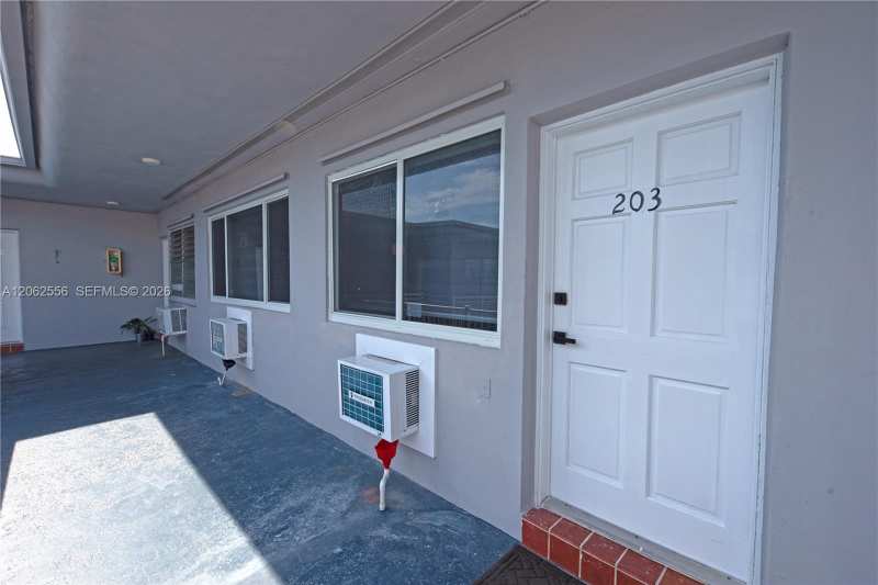 350 75th St # 203, Miami Beach FL 33141
