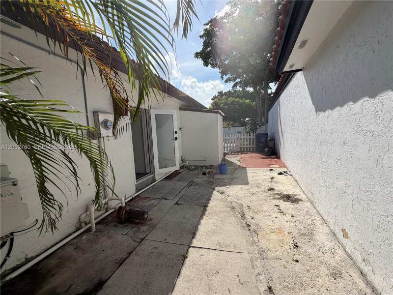 17843 NW 63rd Ct FRONT # 0, Hialeah FL 33015