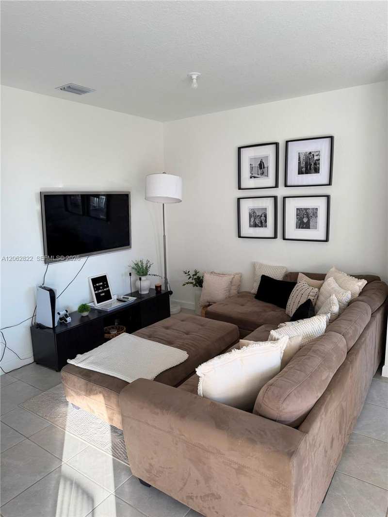 2817 SE 26th Ave, Homestead FL 33035