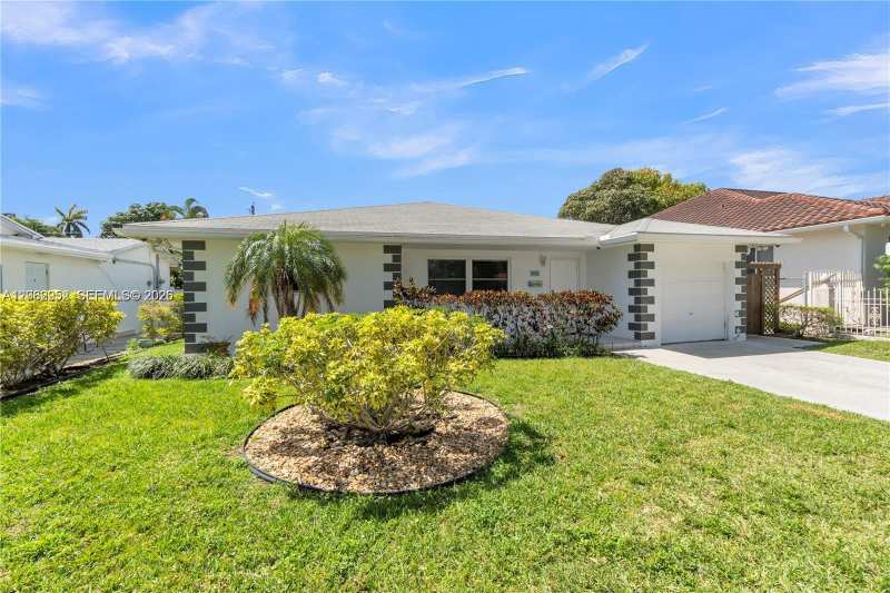 806 NE 4th St, Hallandale Beach FL 33009