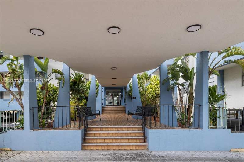 5050 NW 7th St # 211, Miami FL 33126