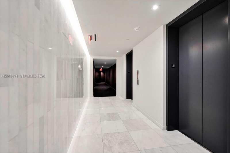 88 SW 7th St # 2106, Miami FL 33130