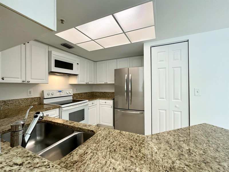 300 Crestwood Court N # 302, Royal Palm Beach FL 33411