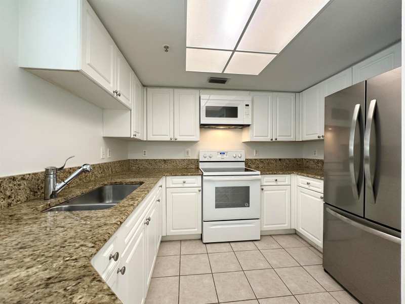300 Crestwood Court N # 302, Royal Palm Beach FL 33411
