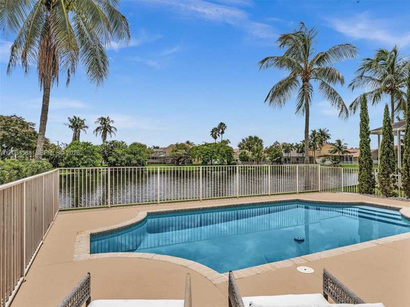 1385 NW 192nd Ter, Pembroke Pines FL 33029