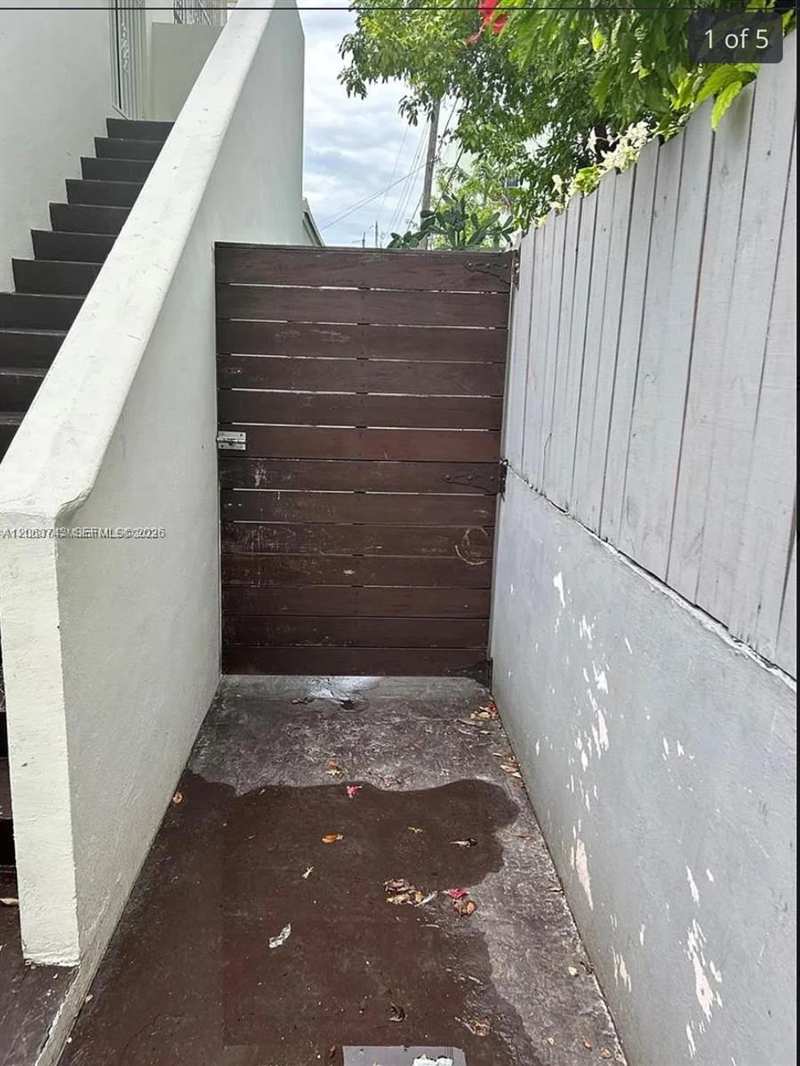 2215 NW 33rd St, Miami FL 33142