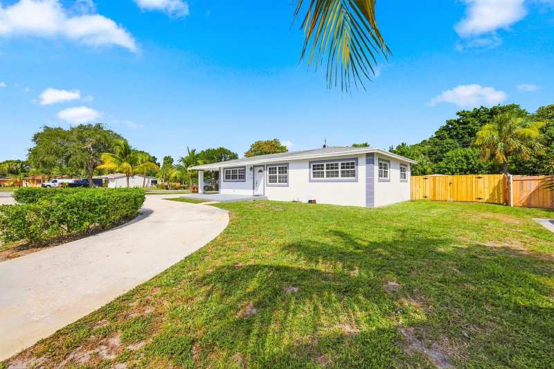 1100 7TH Street, Lake Park FL 33403