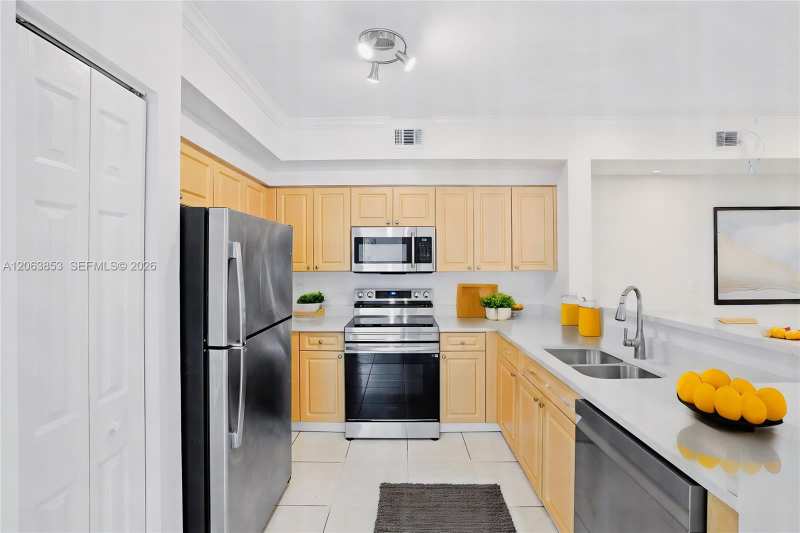 6831 SW 44th St # 205, Miami FL 33155