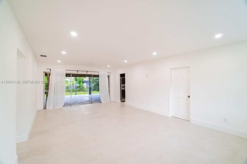 320 NE 160th St, Miami FL 33162