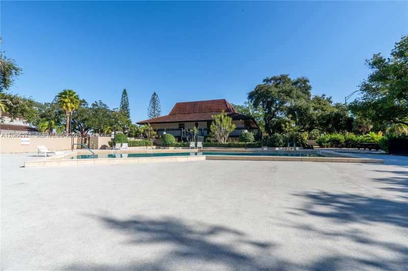 491 Ives Dairy Rd # 5, Miami FL 33179
