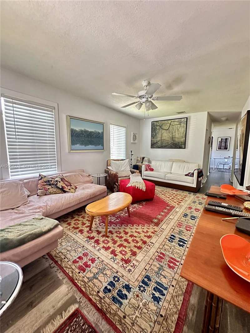 3611 OAK AV, Miami FL 33133