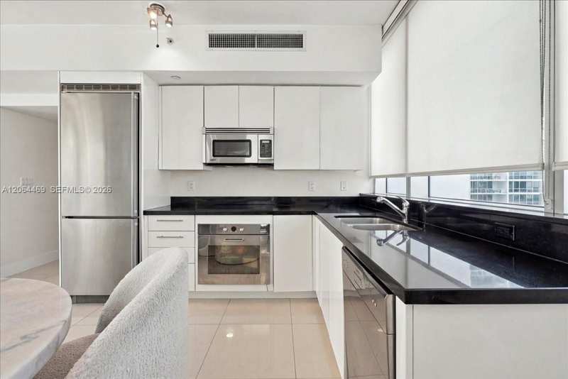 92 SW 3rd St # 1210, Miami FL 33130