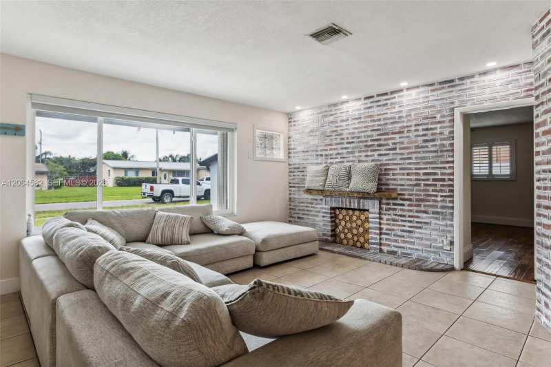 6931 SW 2nd St, Pembroke Pines FL 33023