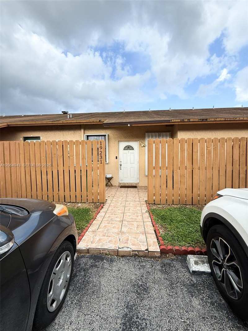 19231 NW 67th Pl, Hialeah FL 33015