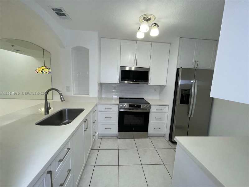 905 NW 82nd Ave # B, Miami FL 33126