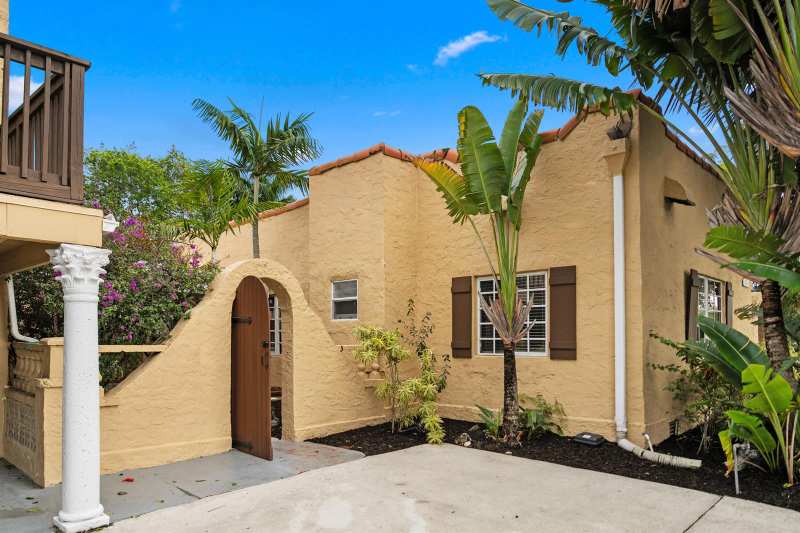 735 Colonial Road, West Palm Beach FL 33405