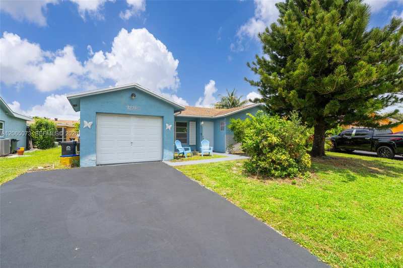 7235 Pine Bluff Dr, Lake Worth FL 33467