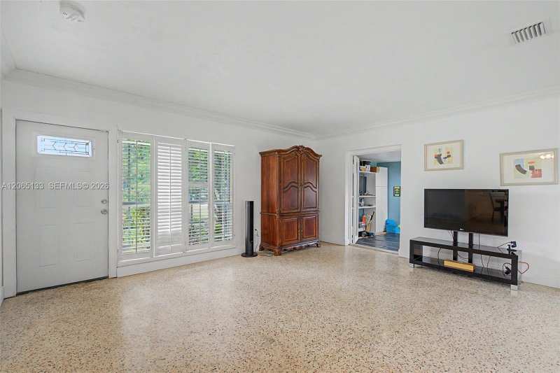 9770 Cutler Ridge Dr, Cutler Bay FL 33157