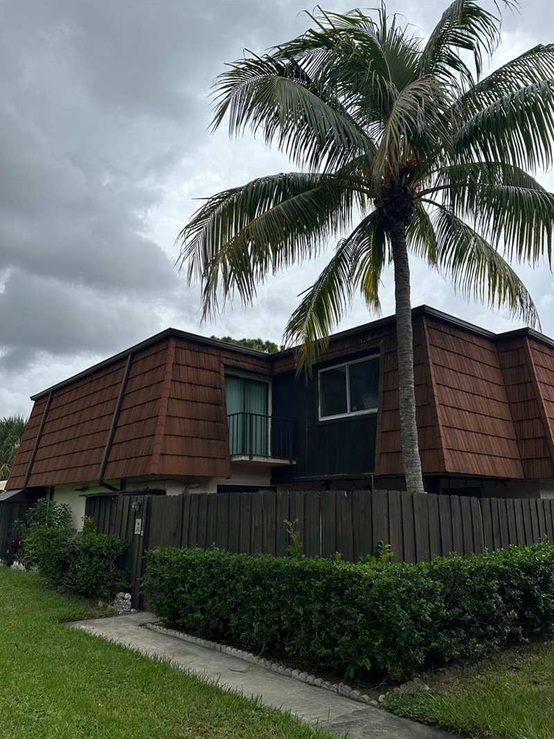 2100 WHITE PINE Circle # D, FL 33415
