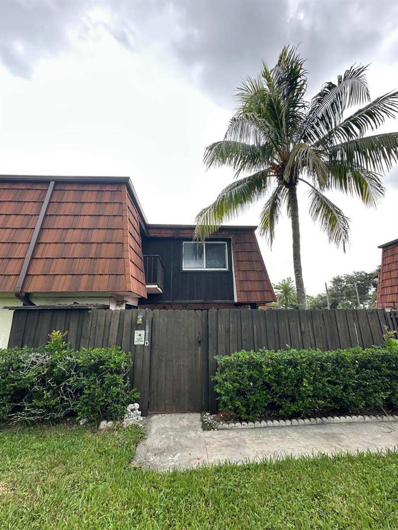 2100 WHITE PINE Circle # D, FL 33415