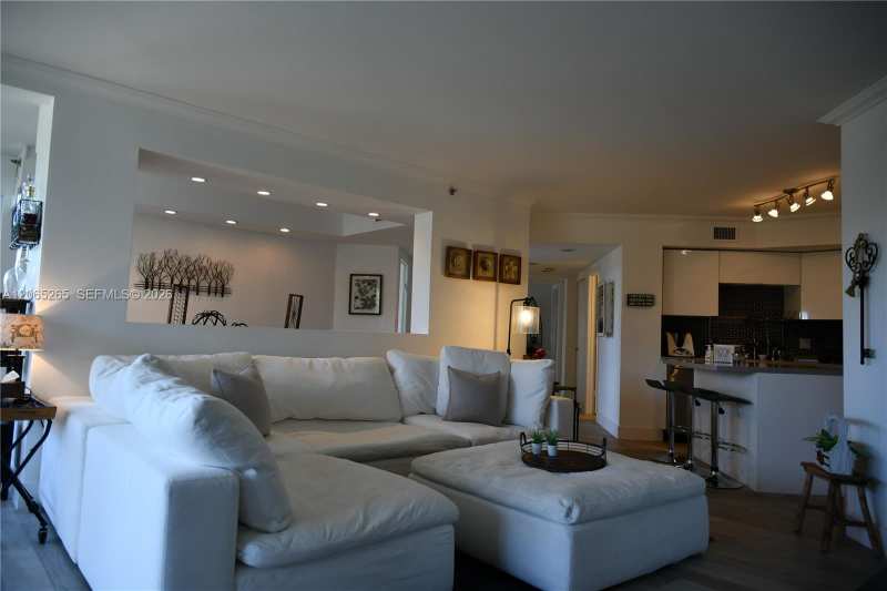 1000 E Island Blvd # 303, Aventura FL 33160