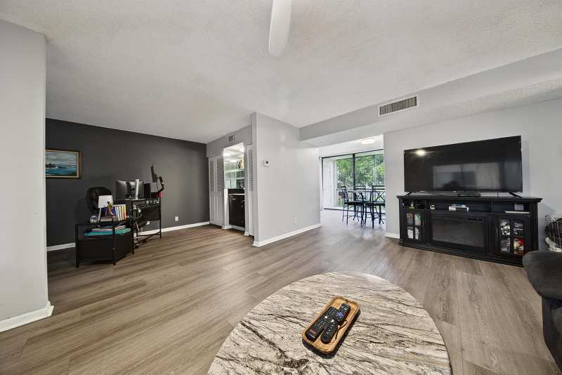 5190 LAS VERDES Circle # 214, Delray Beach FL 33484