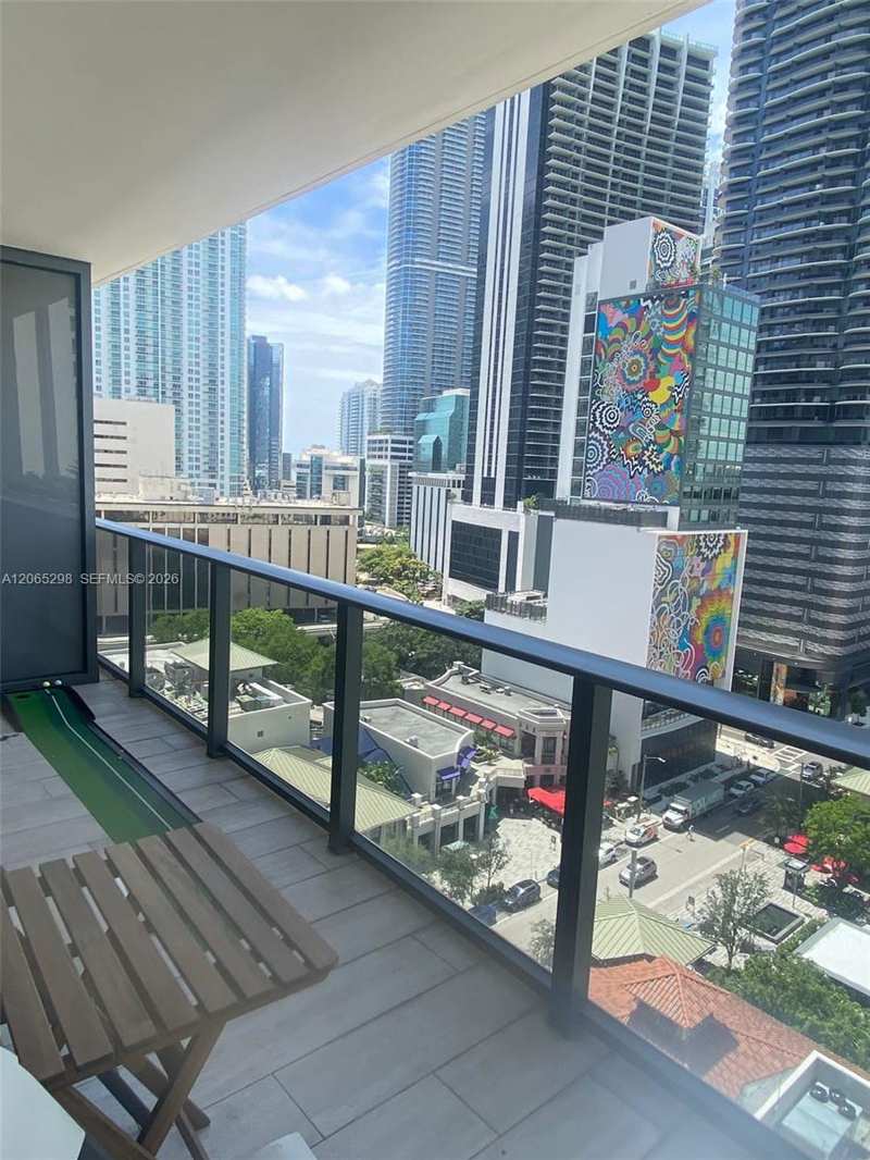 45 SW 9th St # 1005, Miami FL 33130