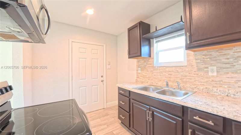 3156 NW 55th St, Miami FL 33142
