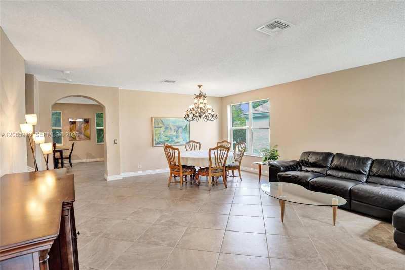 9308 NW 8th Cir, Plantation FL 33324