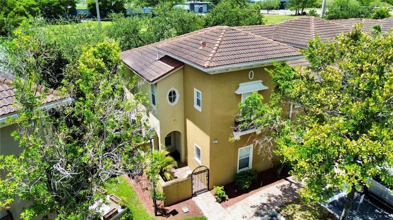 2851 W Prospect Rd # 704, Tamarac FL 33309