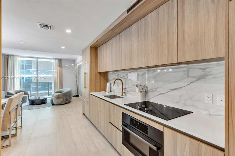 77 SE 5TH ST # 2006, Miami FL 33131