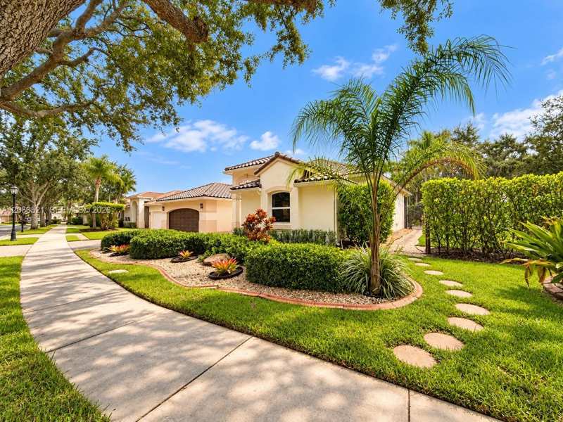 2616 Oakbrook Ct, Weston FL 33332
