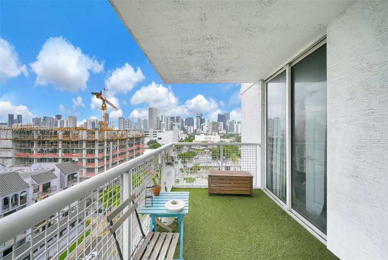 900 SW 8th St # 908, Miami FL 33130