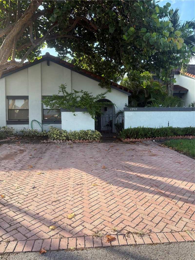 17919 NW 66th Ct, Hialeah FL 33015